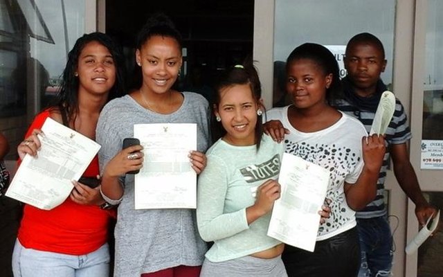 â€˜n Paar gelukkige matrikulante met hul sertifikate